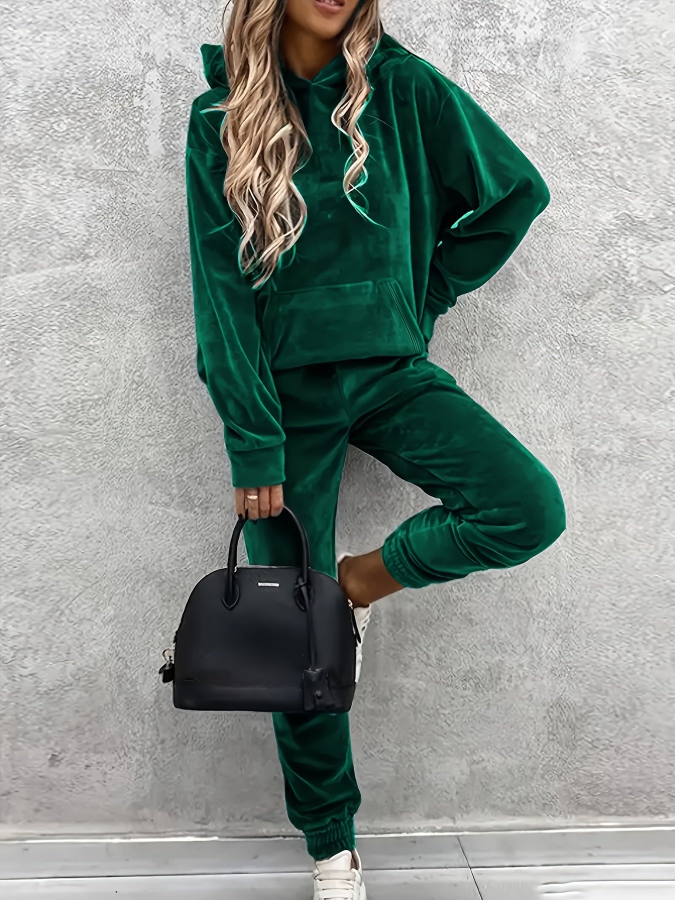 Women's Velvet 2-Piece Hoodie and Pants Set With Pockets