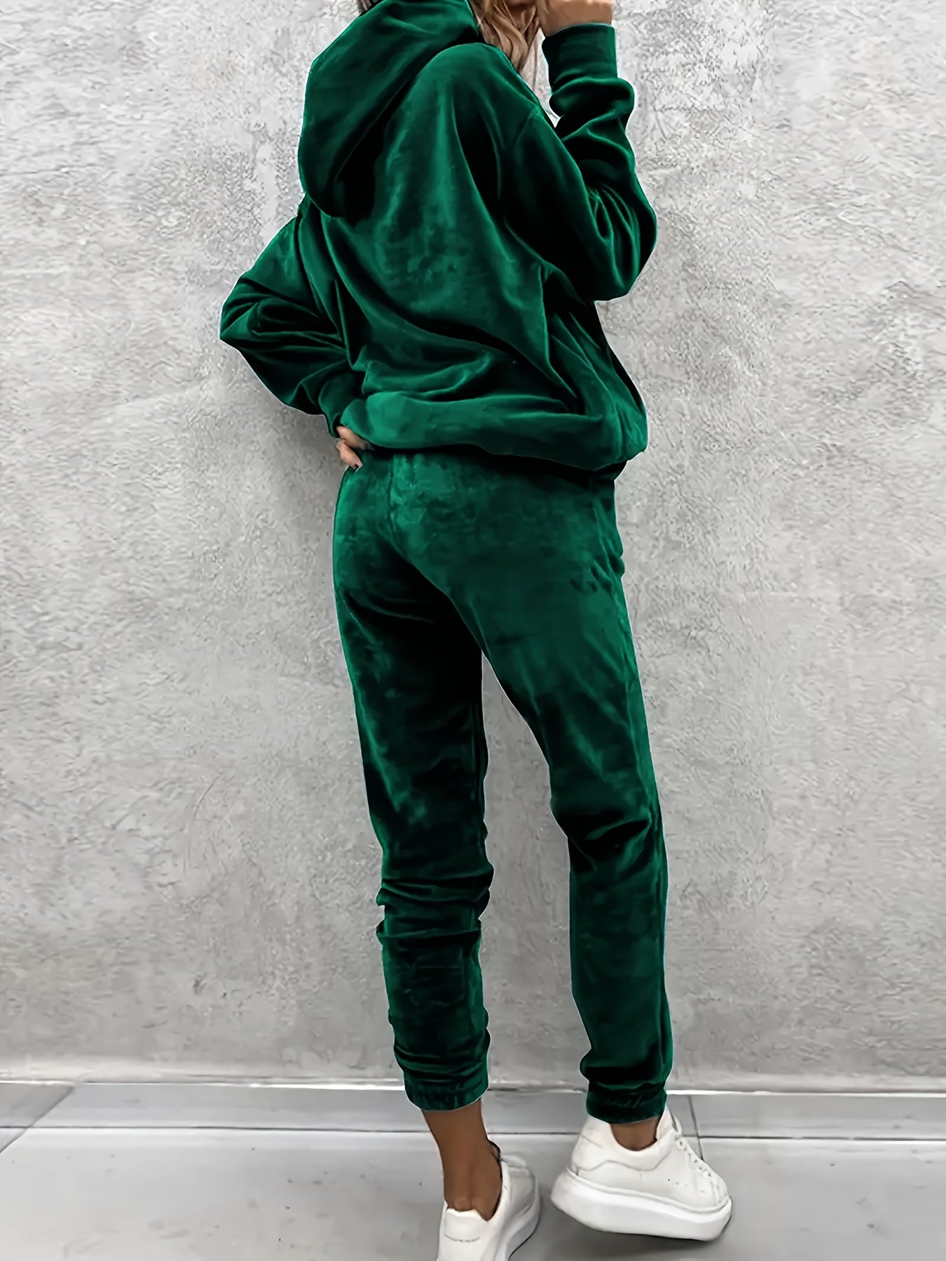 Women's Velvet 2-Piece Hoodie and Pants Set With Pockets